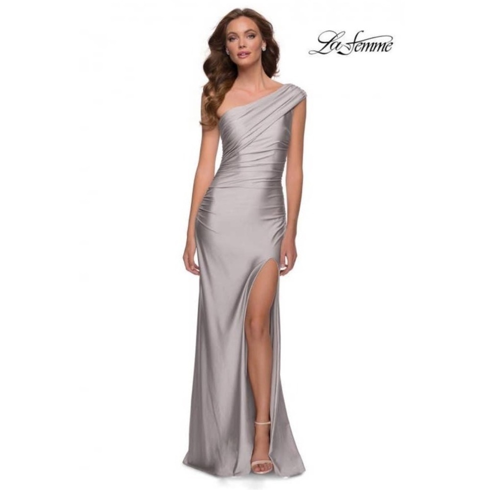 La Femme One Shoulder Ruched Gown
Dress Long Flormal Silver Women's Size 8